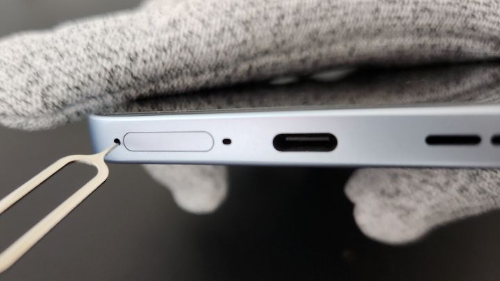 OPPO Reno13 A SIMの穴