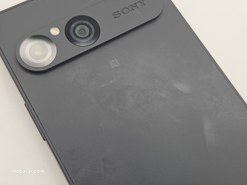 Xperia 10 VII 背面 指紋が目立つ