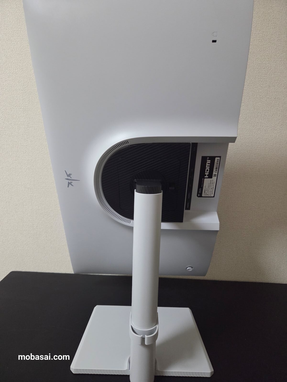 KTC M27U6 ピボット機能で縦向きに回転させた状態