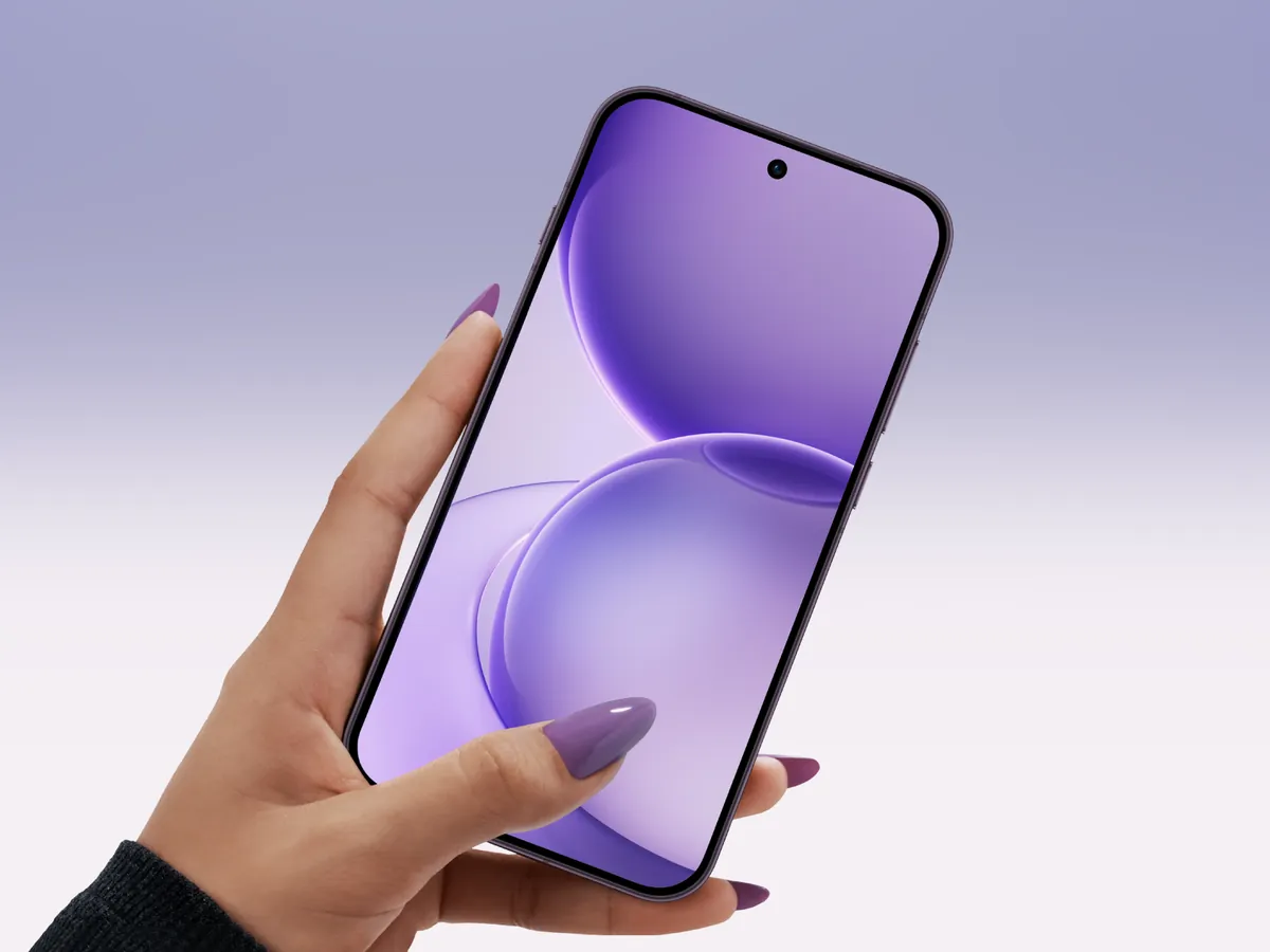 OPPO Reno16 5Gを片手で持つイメージ