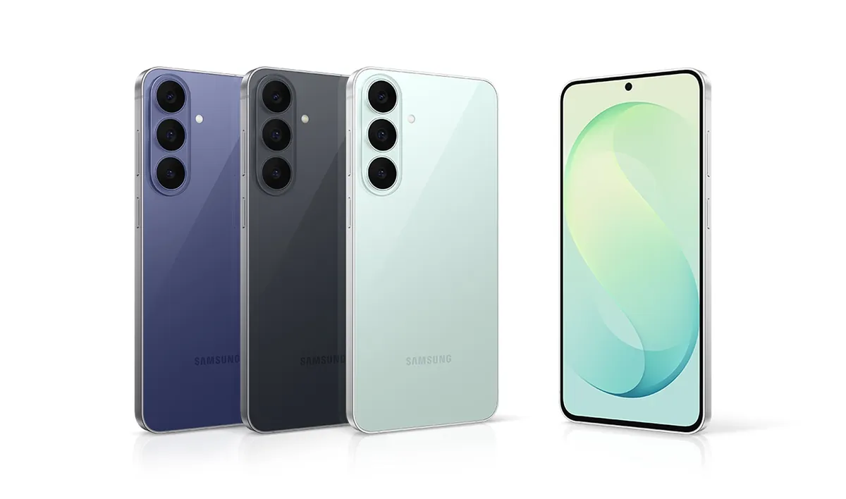 Galaxy S26 FEの背面デザイン(ブルーベリー・グラファイト・ピスタチオ)と正面ディスプレイ